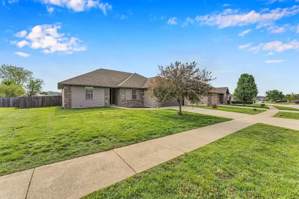 1054 S Tanner DR, Springfield, MO 65802