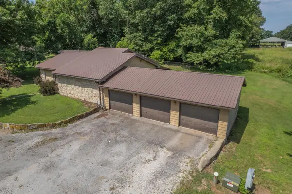 1116 Forest Circle DR, Cassville, MO 65625