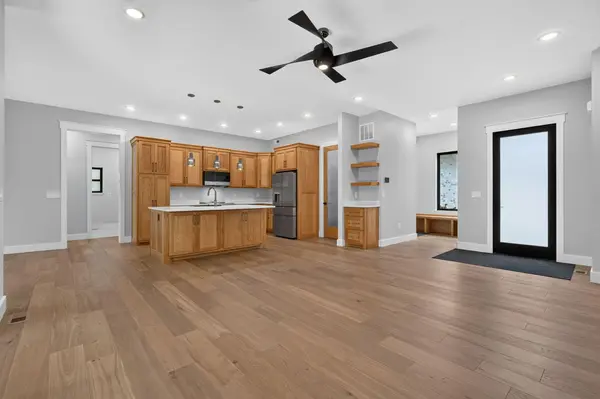 1 Midview DR, Kimberling City, MO 65686