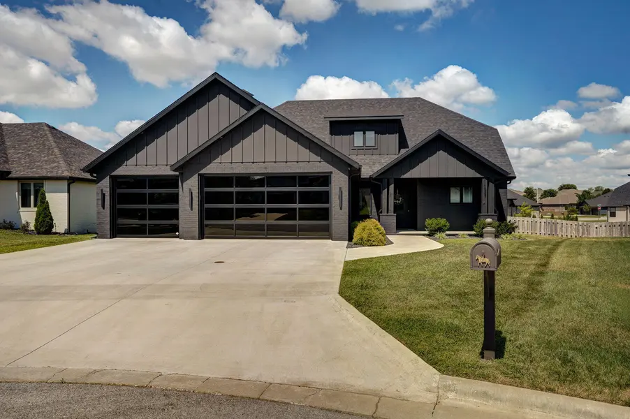 1527 N Edgemont CIR, Springfield, MO 65802
