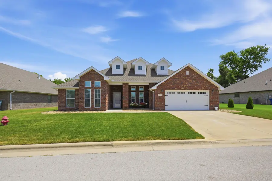 1003 Mckenzie CIR, Webb City, MO 64870
