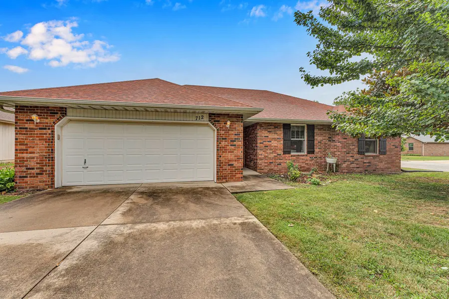 712 S Pinewood LN, Nixa, MO 65714