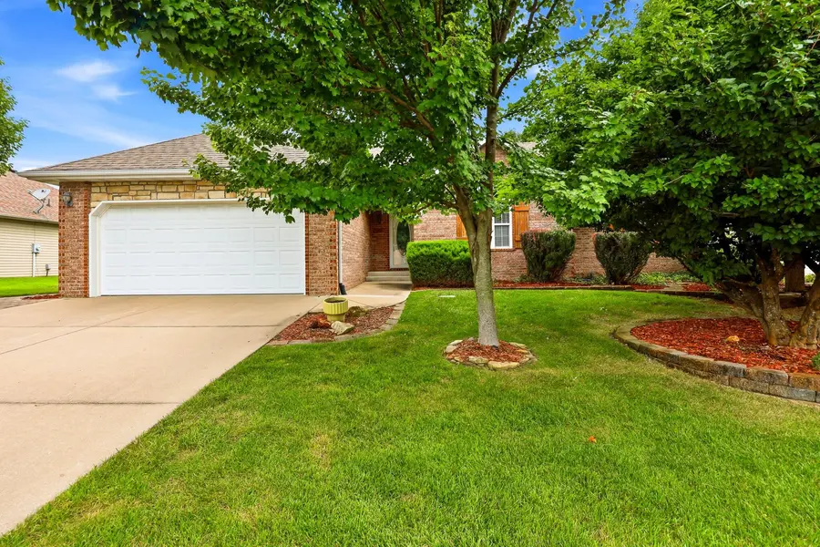 301 E Cypress ST, Clever, MO 65631