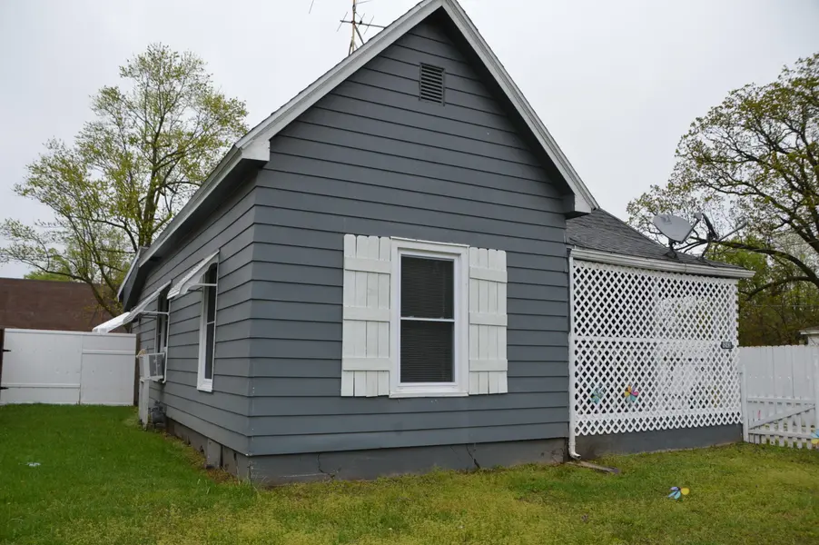 1243 E Thoman ST, Springfield, MO 65803