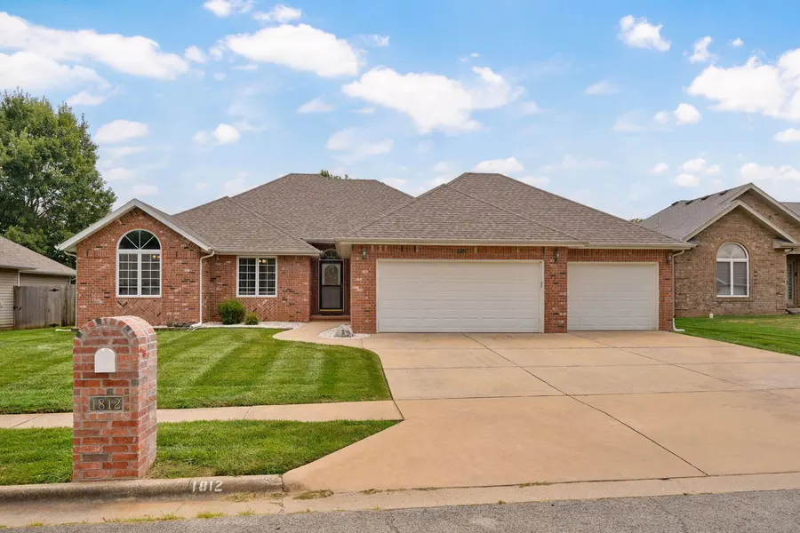 1812 W Village LN, Springfield, MO 65807
