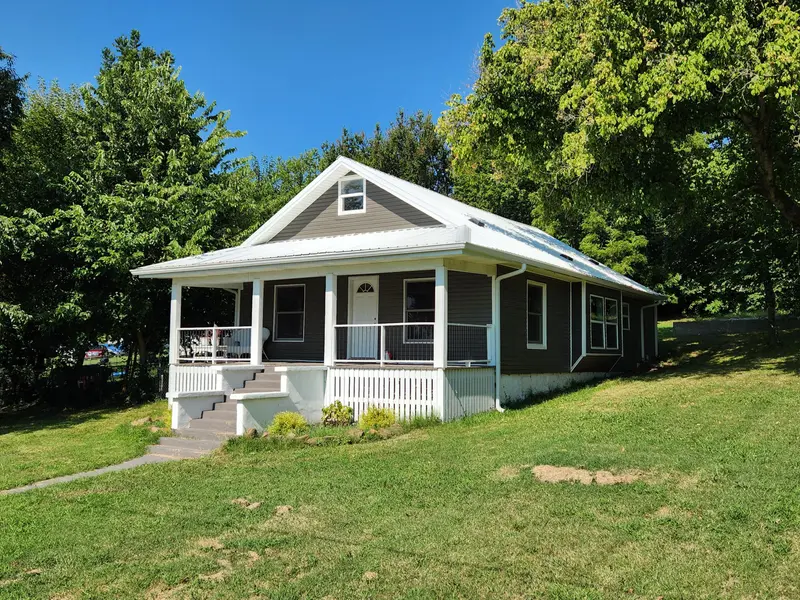 106 Mountain ST, Cassville, MO 65625