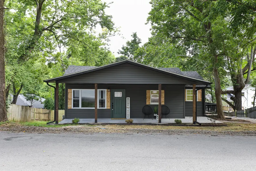 701 E Oak ST, Ozark, MO 65721