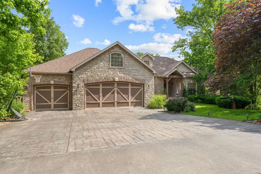 261 Country Bluff DR, Branson, MO 65616