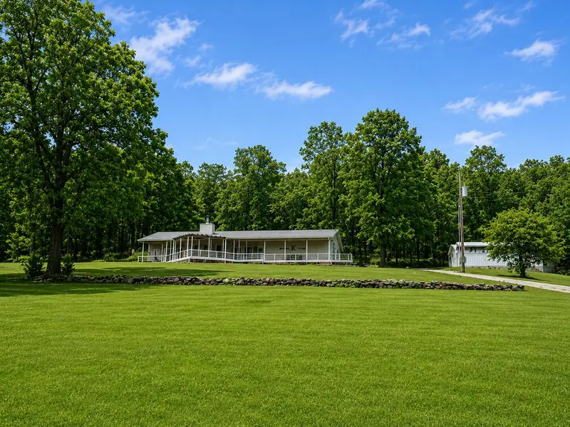 29806 Duroc RD, Edwards, MO 65326
