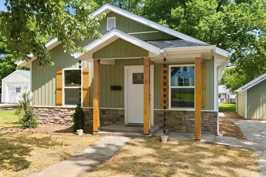 203 Vivian ST, Bolivar, MO 65613