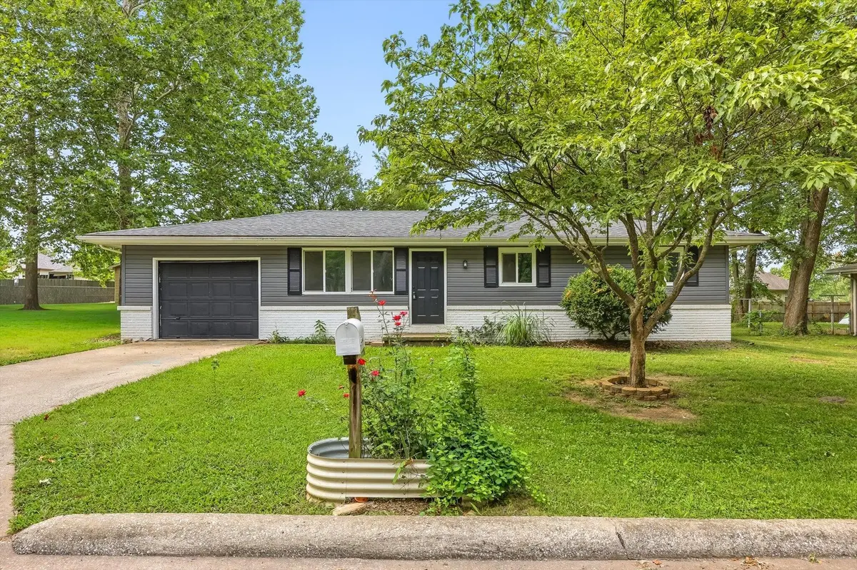 1516 E Rosewood ST, Republic, MO 65738