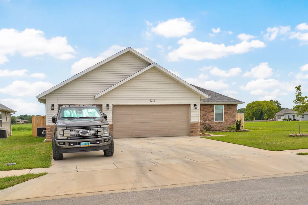1312 N Maxine AVE, Nixa, MO 65714