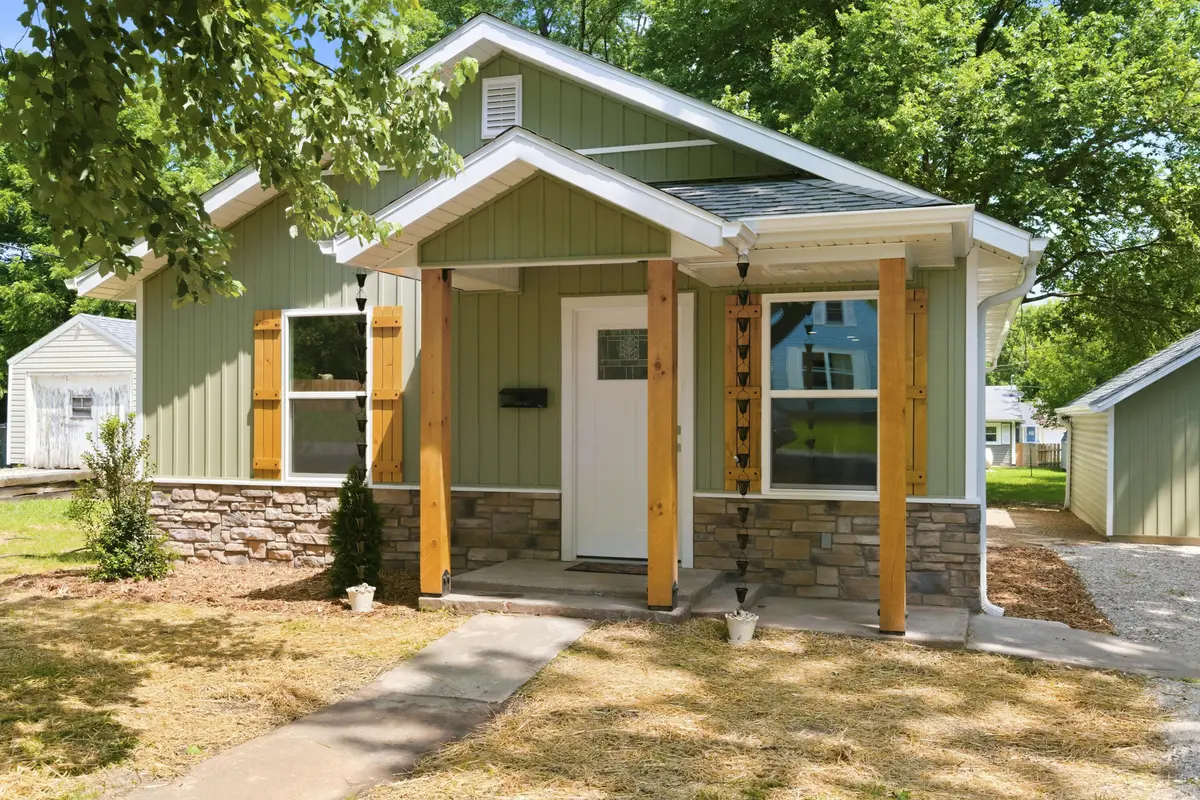 203 Vivian ST, Bolivar, MO 65613