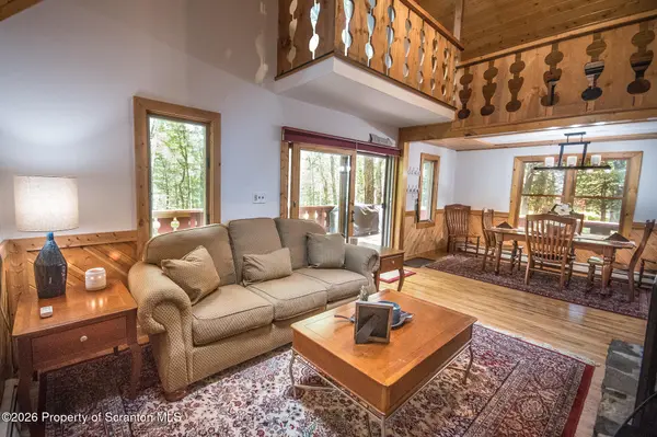 109 W Birch LN, Greentown, PA 18426
