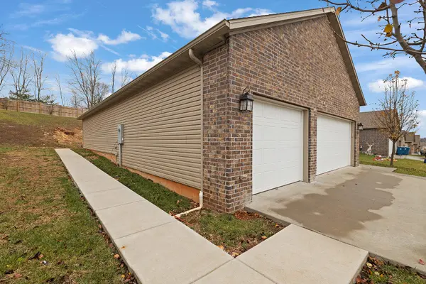 2610 W Colton AVE, Ozark, MO 65721