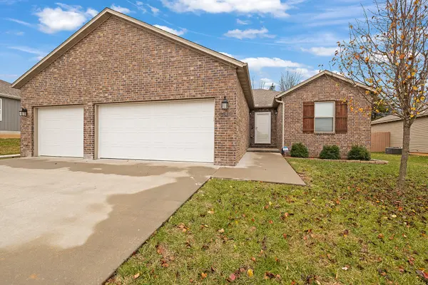 2610 W Colton AVE, Ozark, MO 65721