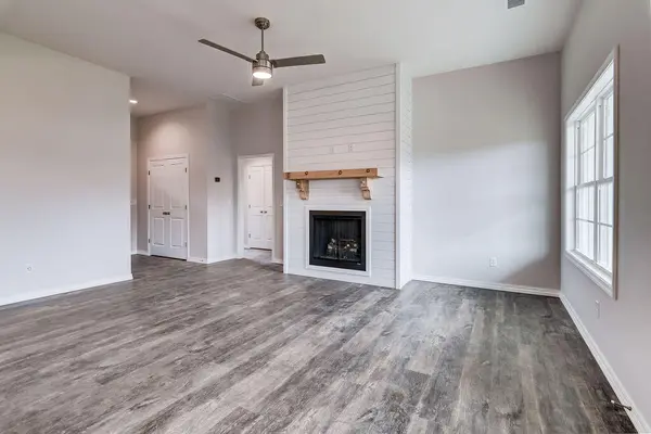 950 S Pindall LN, Nixa, MO 65714