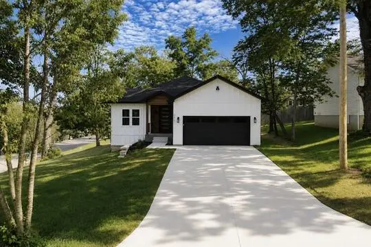 206 S 8th AVE, Ozark, MO 65721