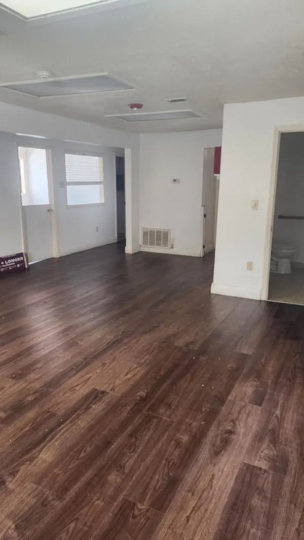 527 E Cleveland, Monett, MO 65708