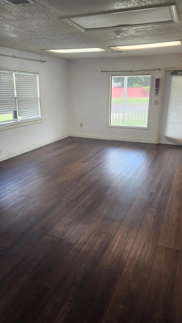 527 E Cleveland, Monett, MO 65708