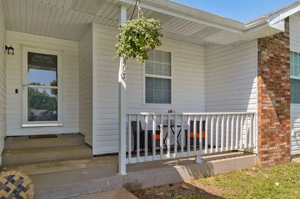405 Lynn DR, Clever, MO 65631
