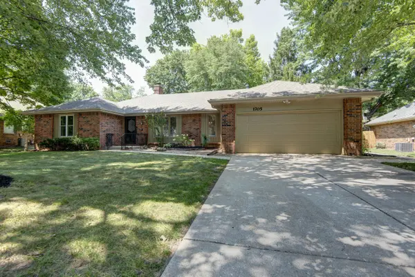 1705 E Vincent DR, Springfield, MO 65804