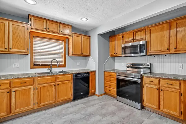 134 W College ST, Aurora, MO 65605