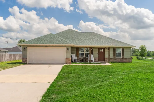 1048 W Thoroughfare ST, Seymour, MO 65746