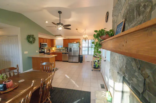 306 Deer Park CIR, Kimberling City, MO 65686