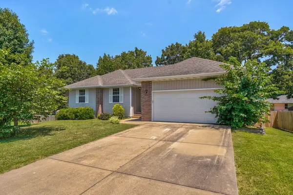 208 Spruce AVE, Clever, MO 65631