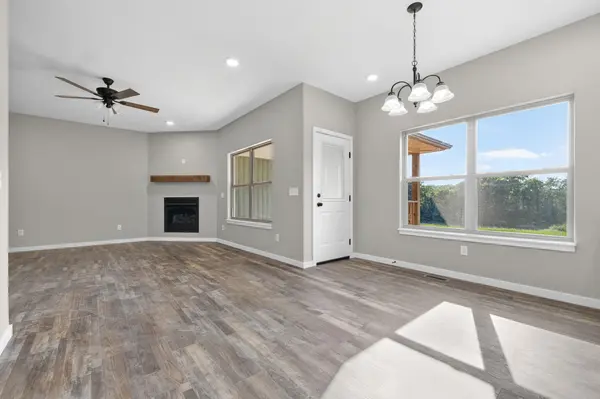 421 Beavertail RD, Ash Grove, MO 65604