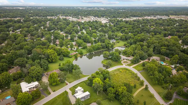 2266 S Meadowview AVE, Springfield, MO 65804