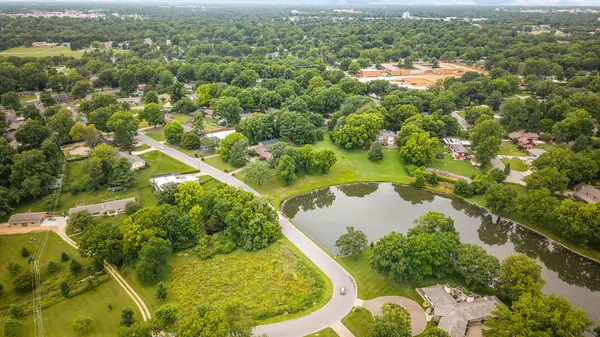 2266 S Meadowview AVE, Springfield, MO 65804