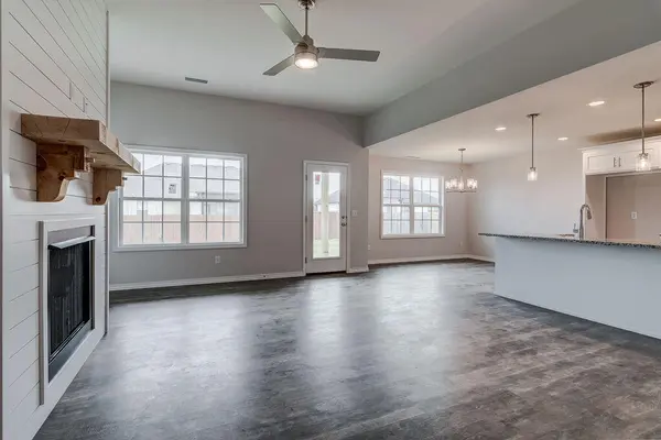 668 W Brook Hollow RD, Nixa, MO 65714