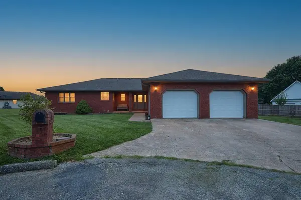 1603 Davis CIR, Mountain Grove, MO 65711