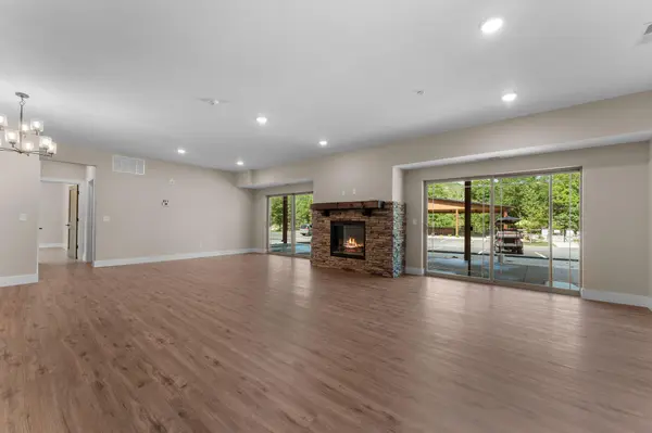 120 Pavilion CT, Hollister, MO 65672
