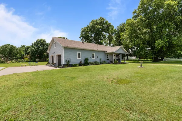 322 E Drive ST, Clever, MO 65631