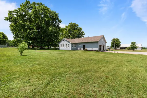 322 E Drive ST, Clever, MO 65631