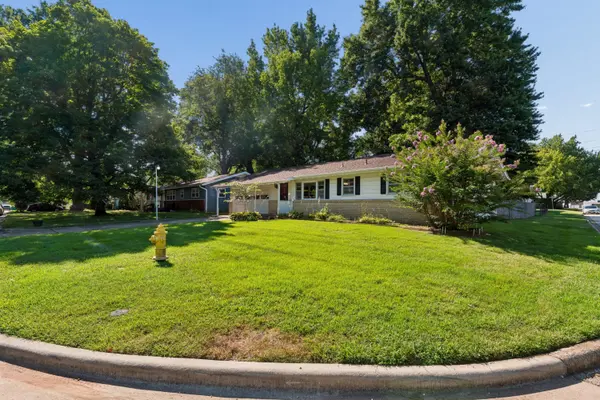1206 E Rosebrier ST, Springfield, MO 65804