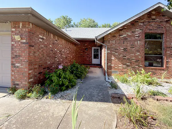 2225 W Rockwood ST, Springfield, MO 65807