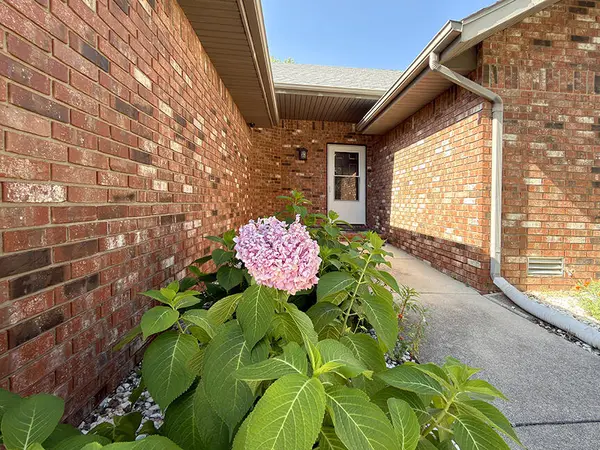 2225 W Rockwood ST, Springfield, MO 65807