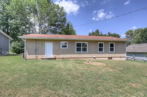 1308 Kimberly LN, Carthage, MO 64836