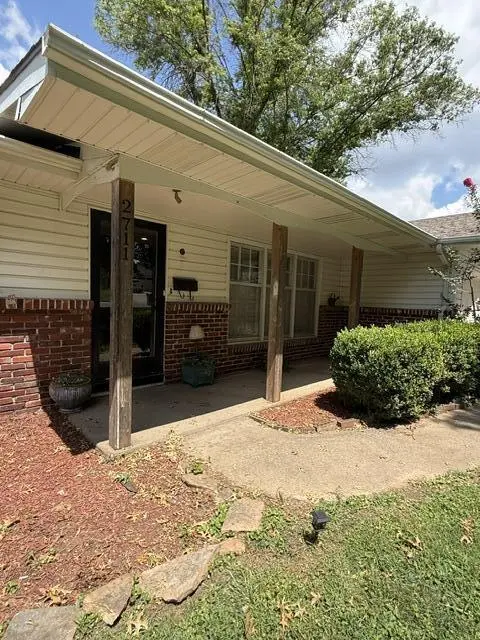 2711 S Claremont AVE, Springfield, MO 65804