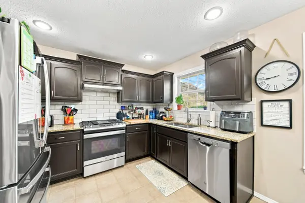 1004 Glen Oaks DR, Nixa, MO 65714