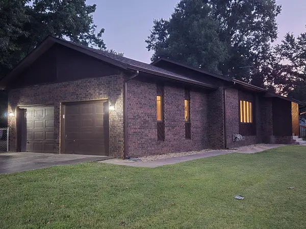 806 E Springfield ST, Aurora, MO 65605