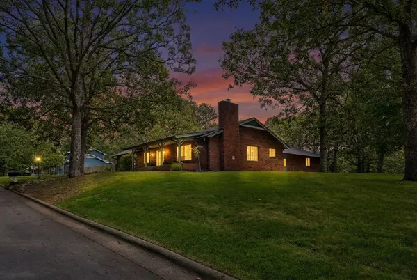 1214 W Beverly Hills DR, Springfield, MO 65803