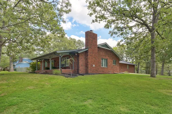1214 W Beverly Hills DR, Springfield, MO 65803