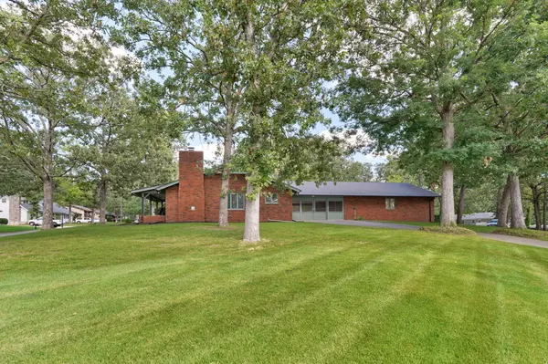 1214 W Beverly Hills DR, Springfield, MO 65803