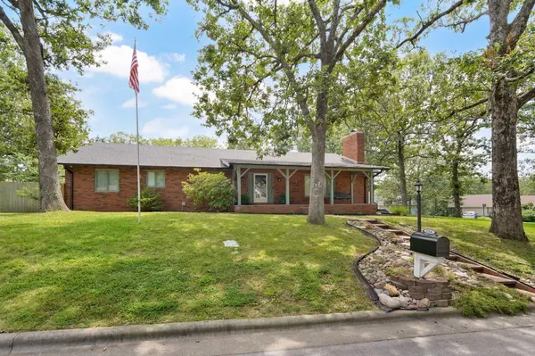 1214 W Beverly Hills DR, Springfield, MO 65803