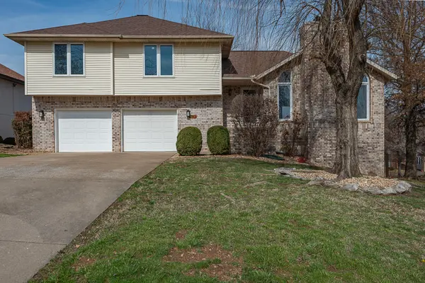 1957 W Nottingham ST, Springfield, MO 65810